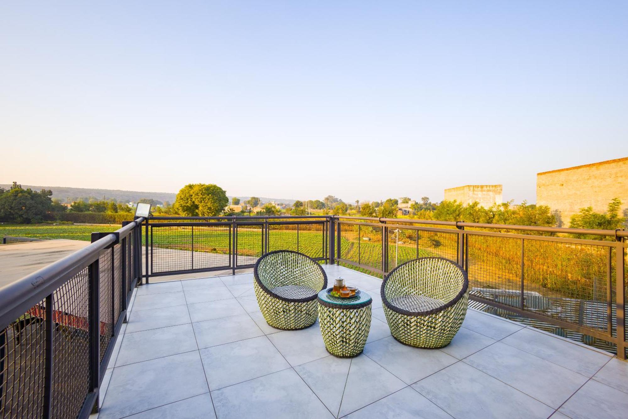 Elivaas Hidden Oasis 4Bhk With Pool, Mud House & Container House Villa Dhauj Bagian luar foto